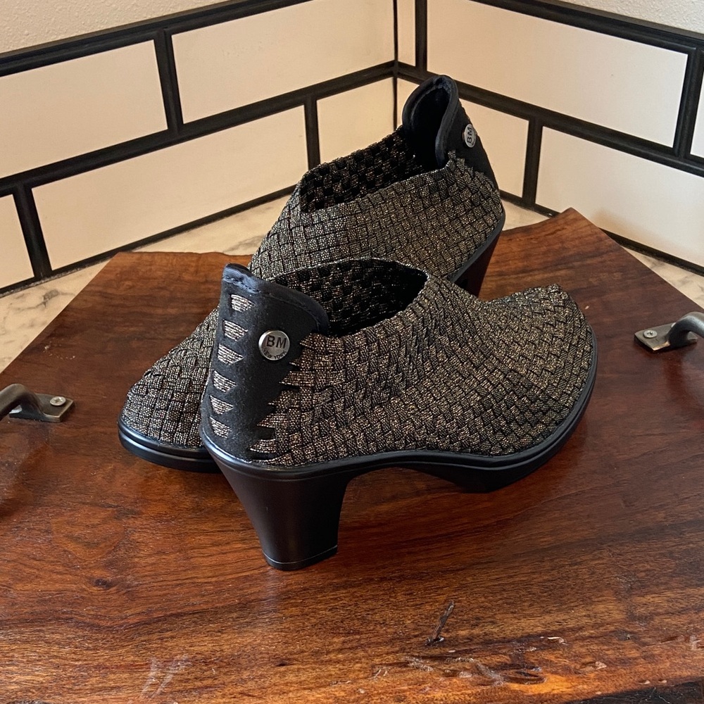 bernie mev. Black and metallic Textured Mules